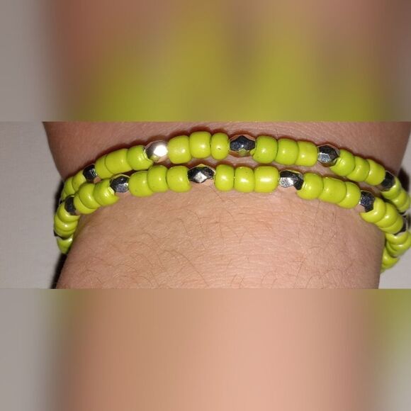 💍Light green beaded earrings and memory wire bracelet - Picture 3 of 5